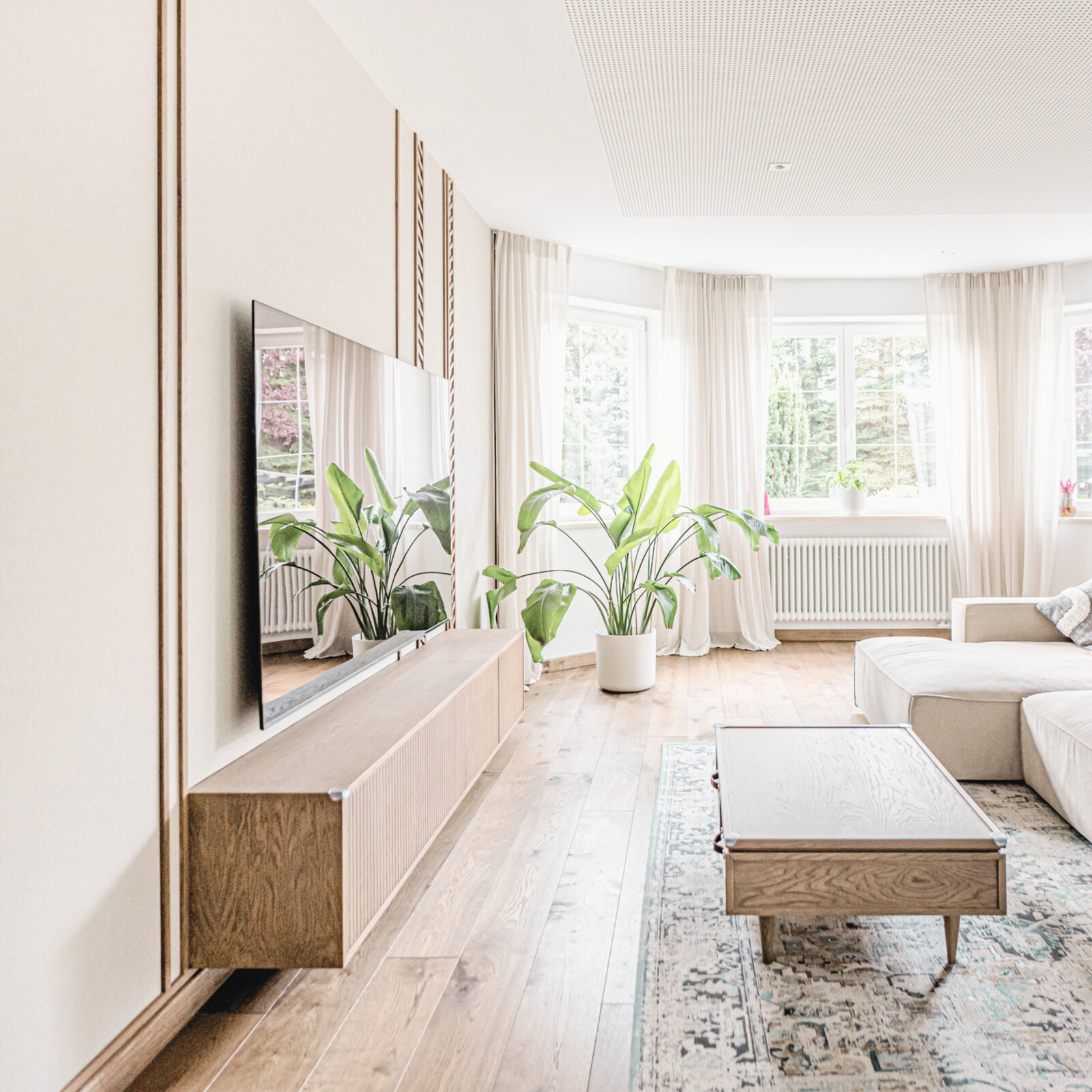 Realizacja &mdash; salon z dużymi oknami