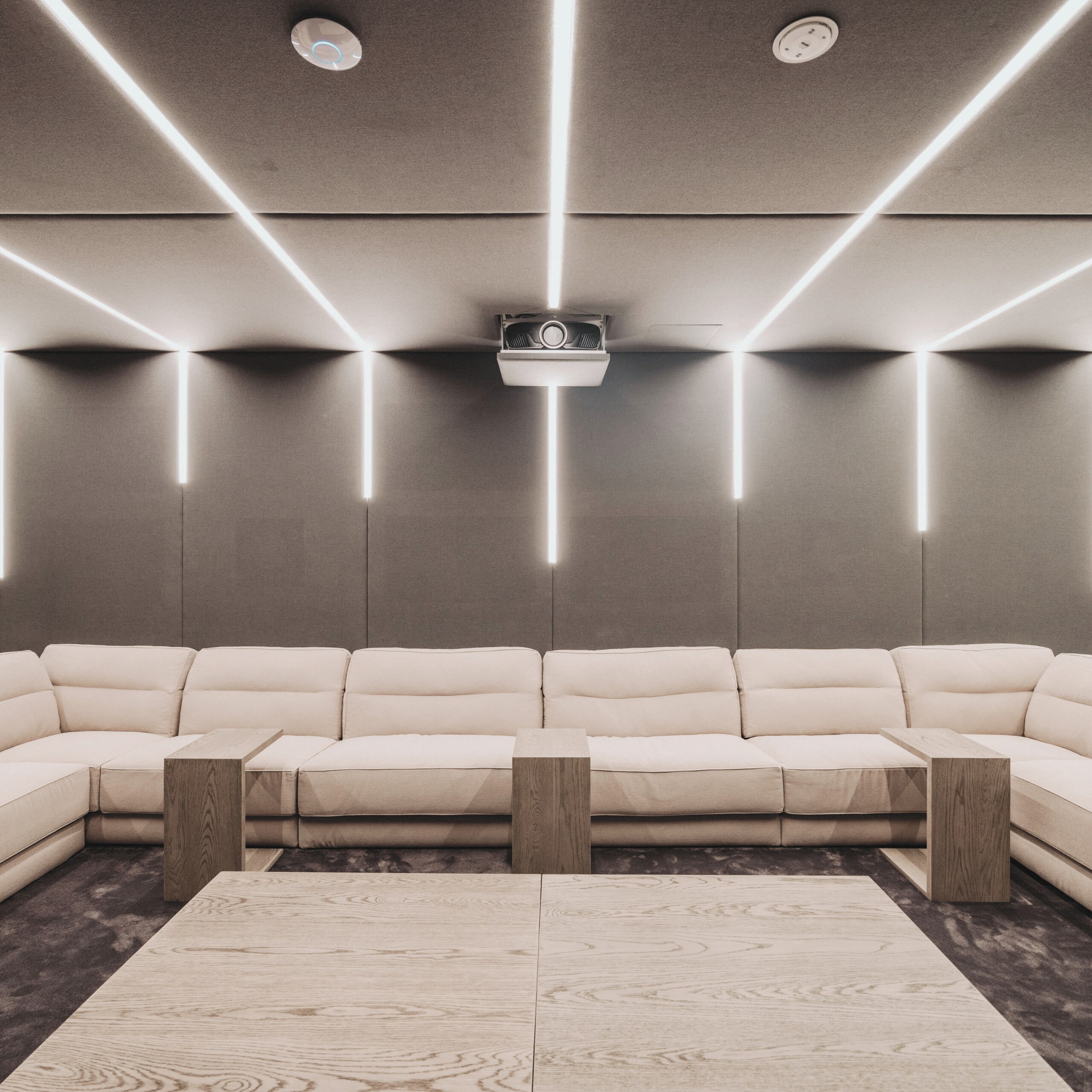 Realizacja &mdash; sala kinowa z projektorem