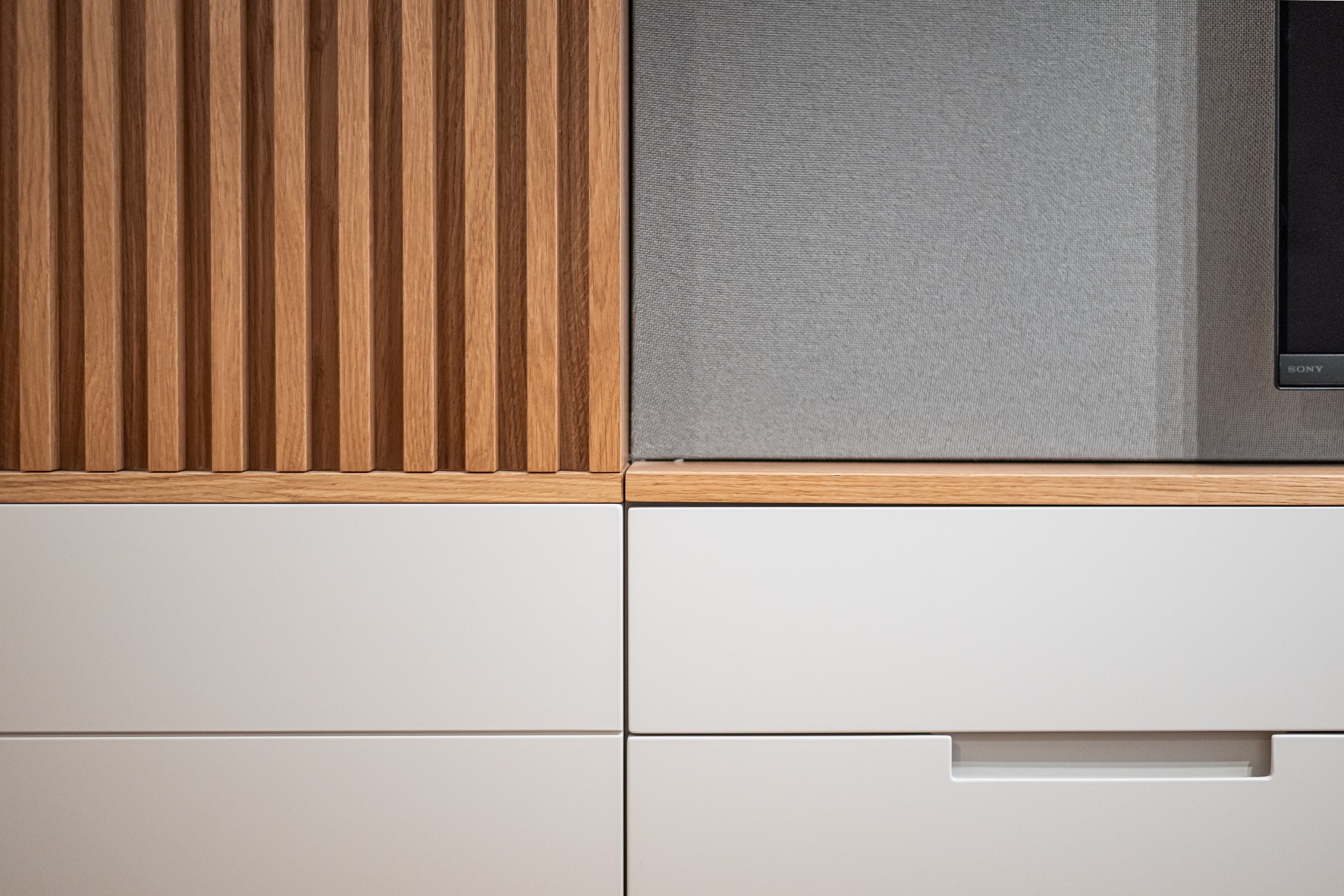 Apartament Prywatny, Soundwall Mini &mdash; głośniki ukryte w zabudowie meblowej, Wrocław, Polska &mdash; widok 2
